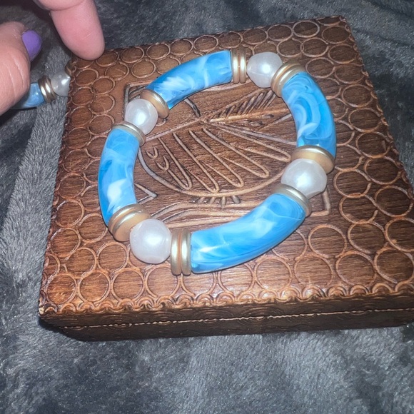 Two Plunder Posse Blue & Yellow Marbled Pearl Matte Gold Elastic Bracelet Set - Picture 3 of 4